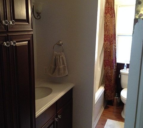 Main floor bathroom w/ tub/shower unit