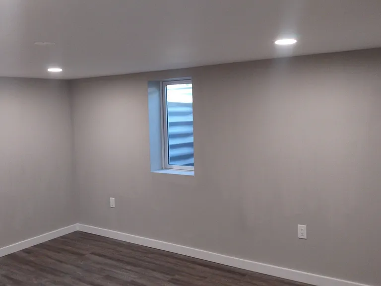 1430 Hallock Ave — Photo 2
