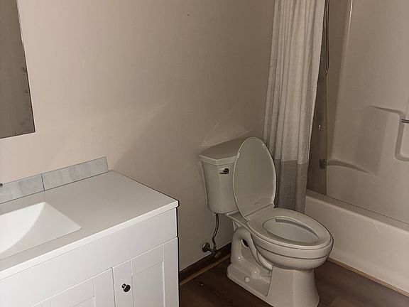 4th image of 137 Willow Ct APT 4