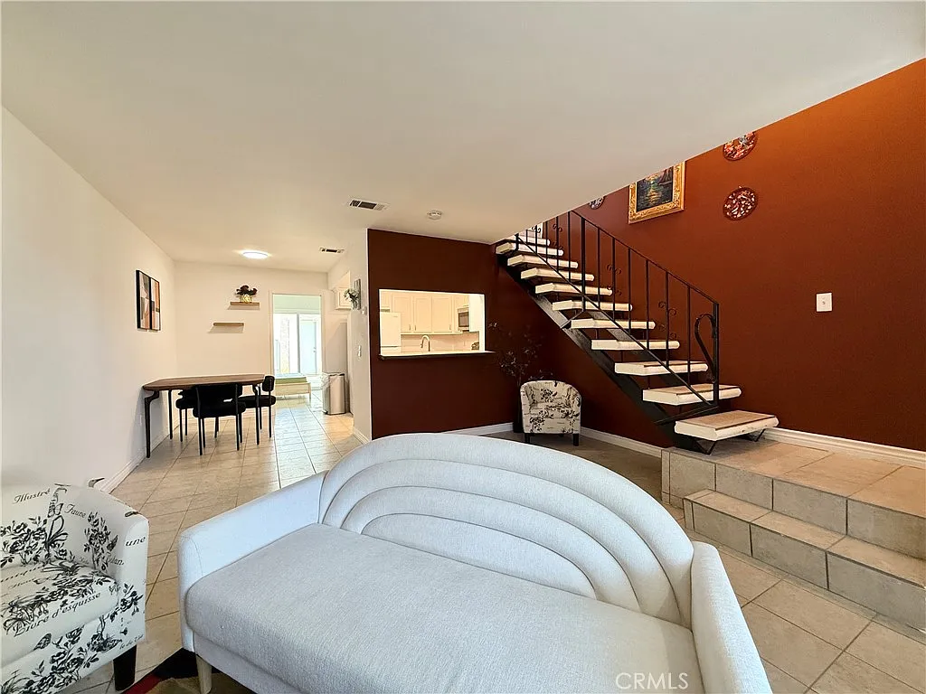 3 bed, 1152 sqft, $1,100 — Photo 3