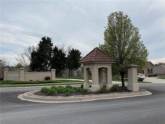 2nd image of 824 NE Del Lago Ct