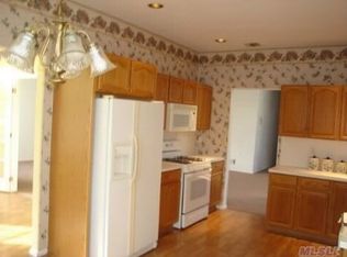 581 Leisure Dr, Ridge, NY 11961