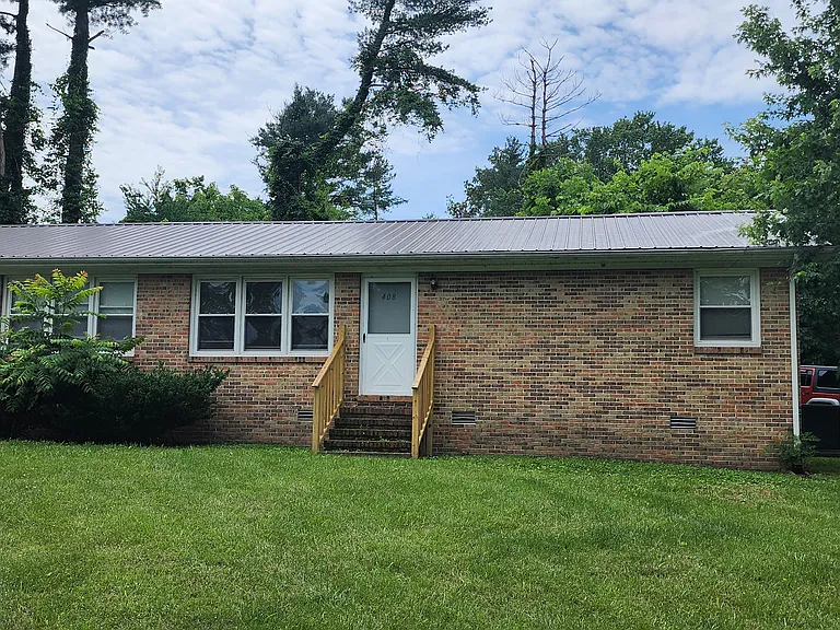 408 Meadow Ln — Photo 1