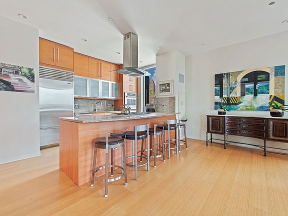 5th image of 200 W Grand Ave APT 2301