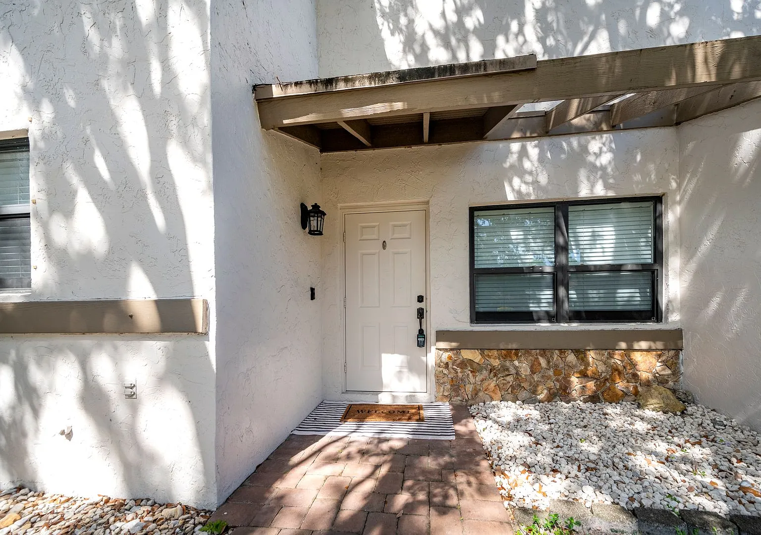 Renovated 2-Bedroom Duplex with Garage & Private Backyard in Plantation — Photo 3