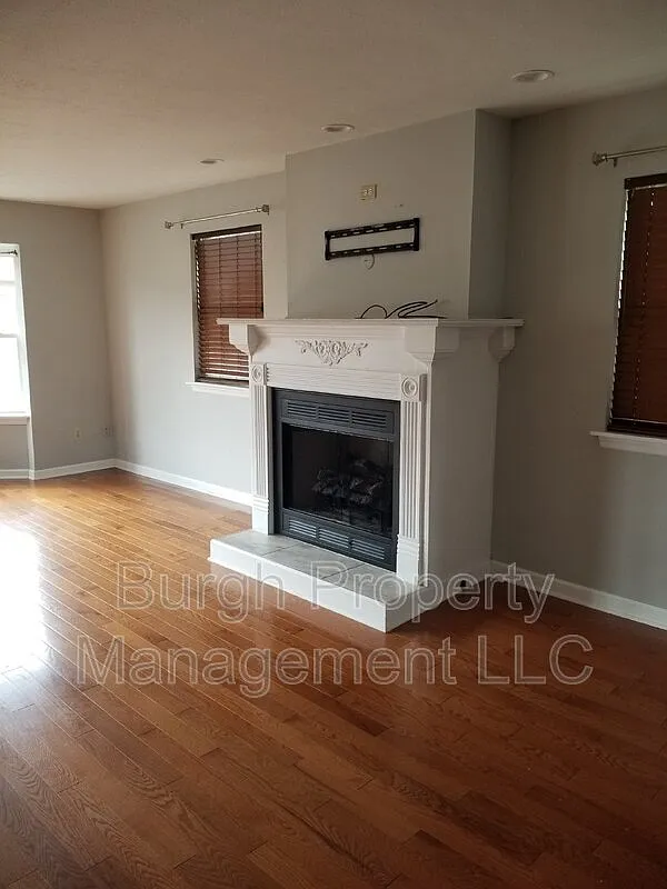 3 bed, 2.5 bath, 2028 sqft, $2,195 — Photo 2