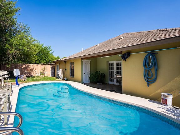 5th image of 304 N Espana Dr