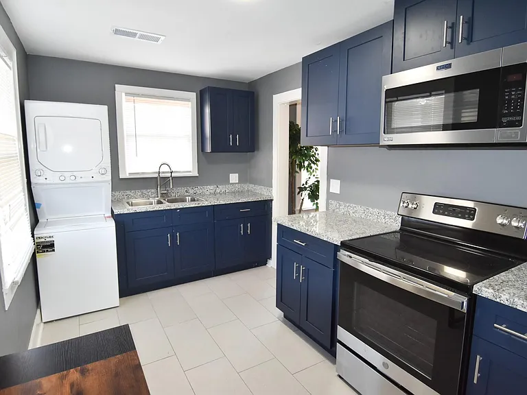 807 7th St #2 — Photo 3