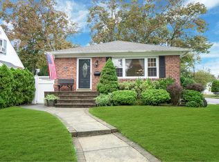 2177 Potter Ave, Merrick, NY 11566