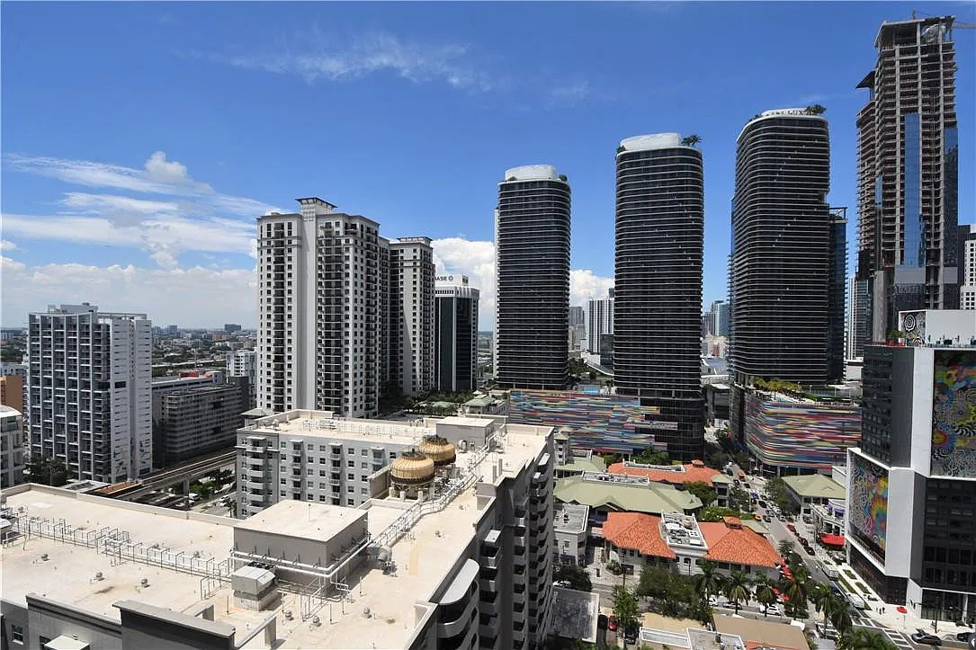 2 bed, 2.0 bath, 921 sqft, $3,700 — Photo 3