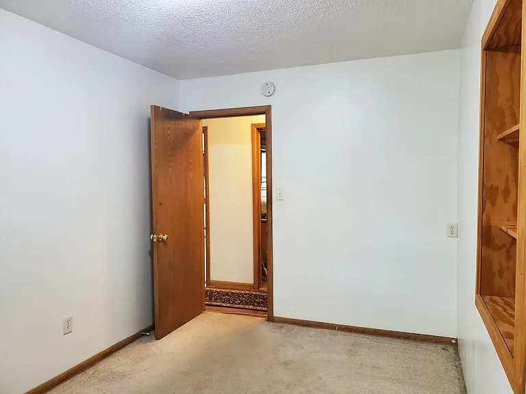 904 W River Rd — Photo 9