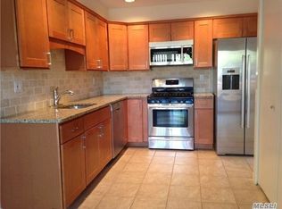 90 Timber Ridge Dr, Holbrook, NY 11741