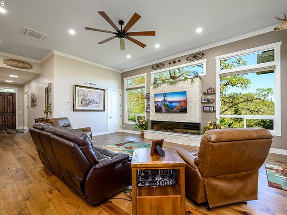4th image of 225 Summit Ridge Ln