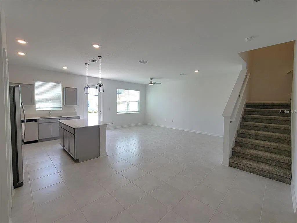 4 bed, 3.5 bath, 1954 sqft, $2,450 — Photo 3