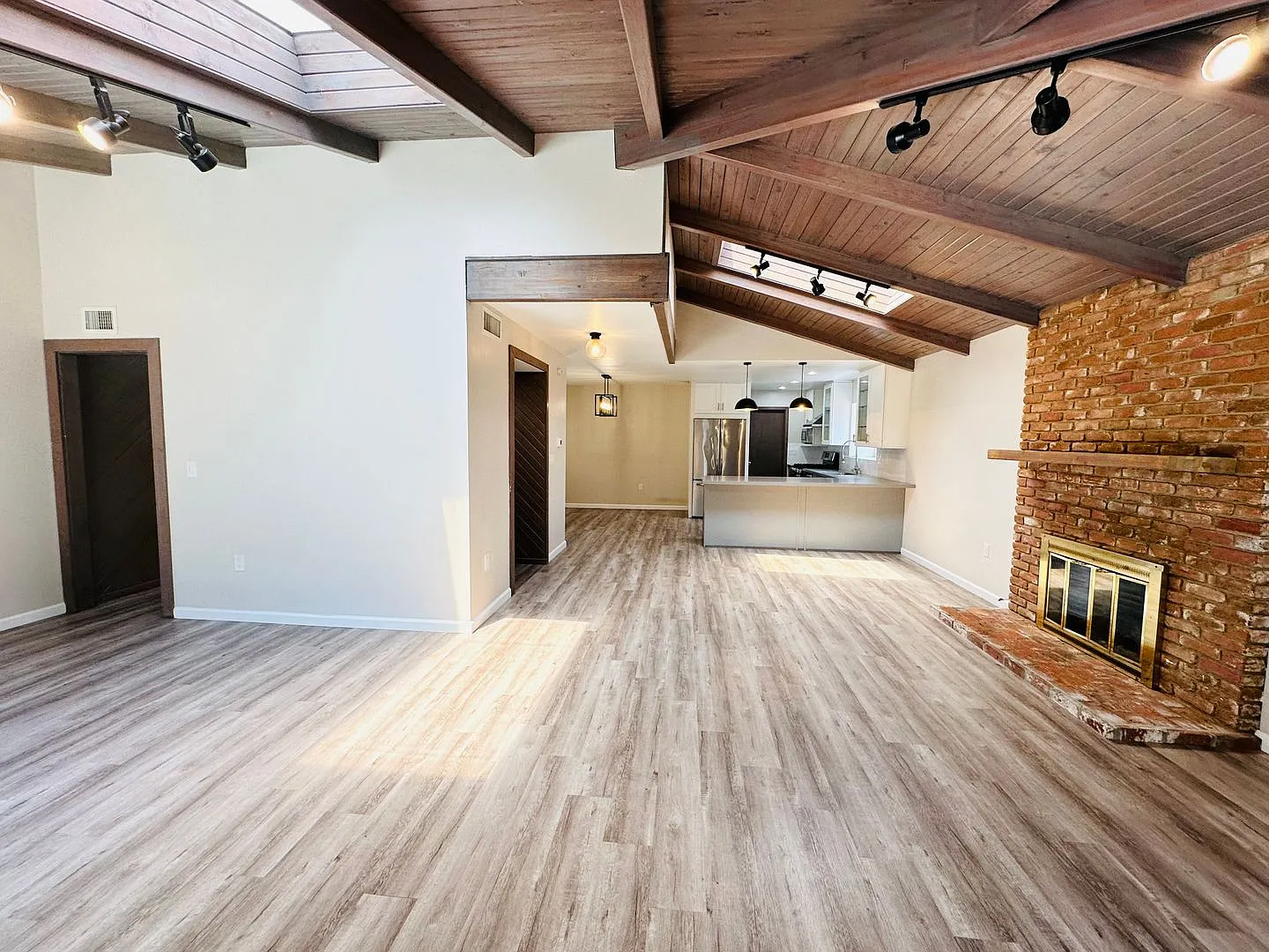 Beautifully Remodeled La Jolla/UTC Home with Vaulted Ceilings & Entertainer's Backyard — Photo 2