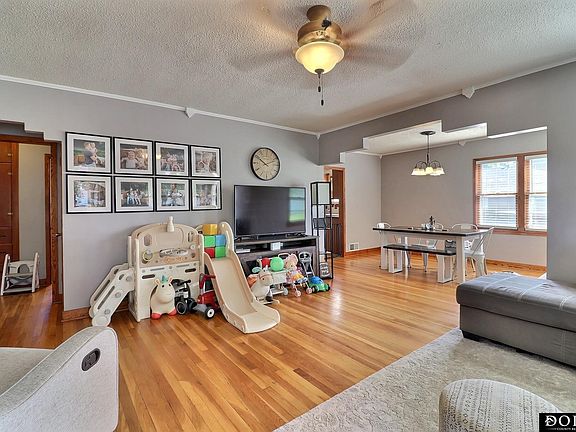 2nd image of 220 E 8th St