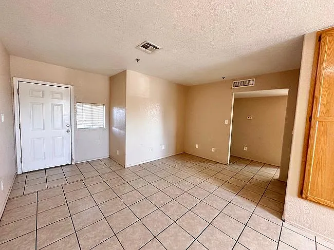 3 bed, 989 sqft, $1,050 — Photo 4