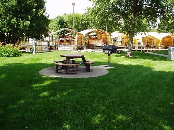 Beautiful grounds with grills, picnic tables and putting green. Boat slips can be rented for a very reasonable price from a fellow Seahorse resident.