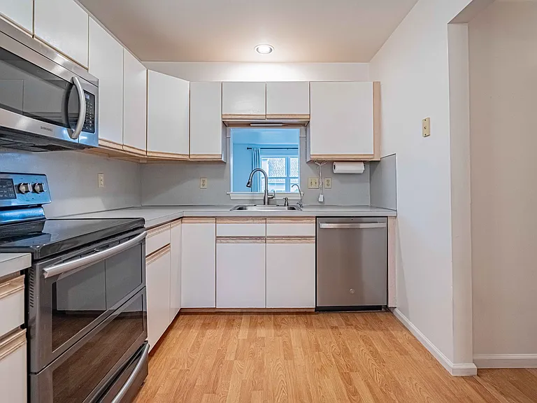 323 Surrey Pl — Photo 29