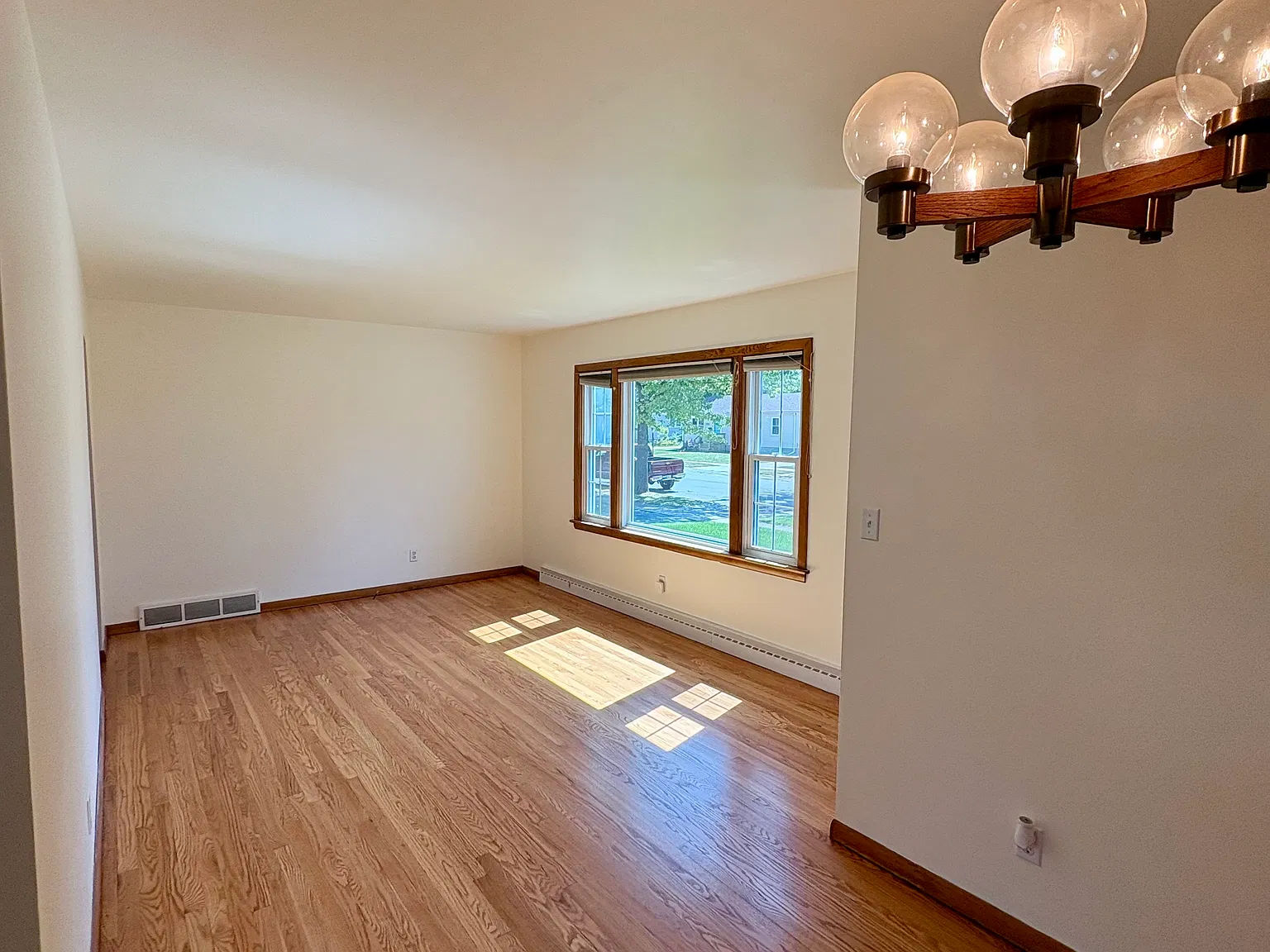 3 bed, 936 sqft, $2,300 — Photo 2