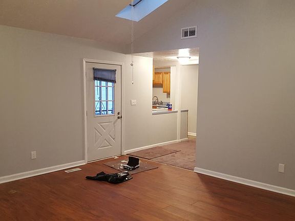 4th image of 588 W Glendale St