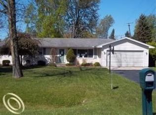 5989 E Montevista Dr, Fort Gratiot, MI 48059
