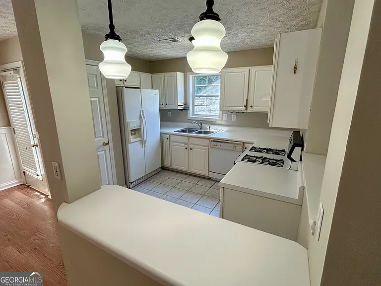 1061 Athena Ct — Photo 4
