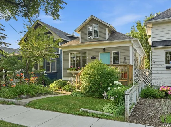 704 32nd STREET W, Saskatoon, SK S7L 0T4