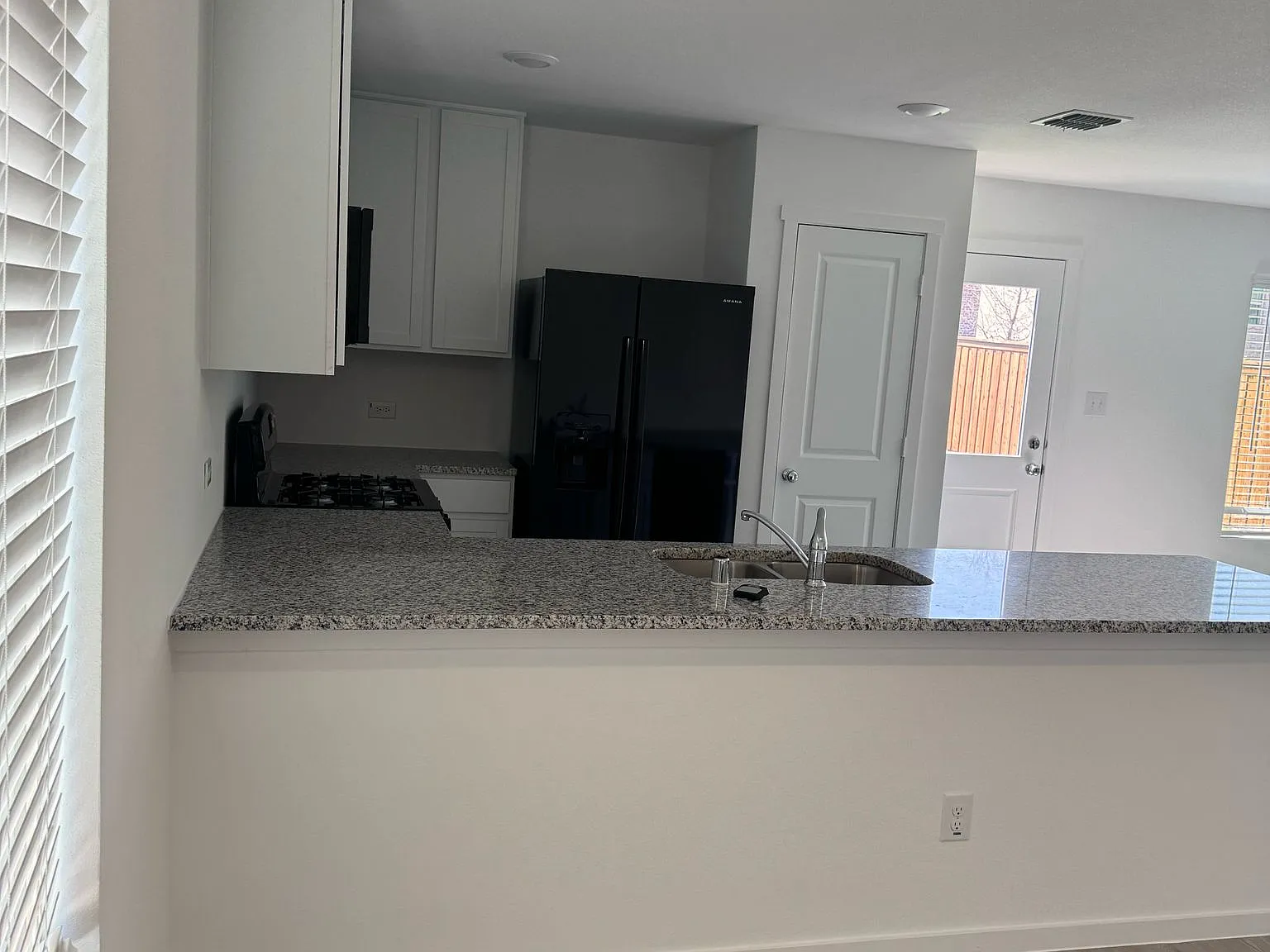 4 bed, 2056 sqft, $2,450 — Photo 2