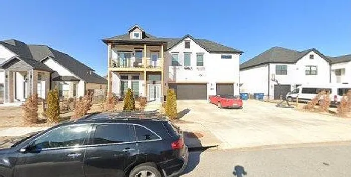 1900 SW Nottingham Ave — Photo 1