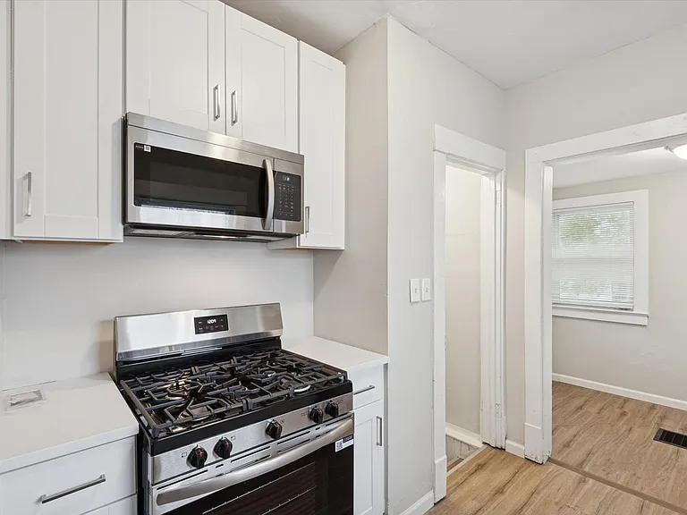 2302 Saratoga Ave — Photo 9