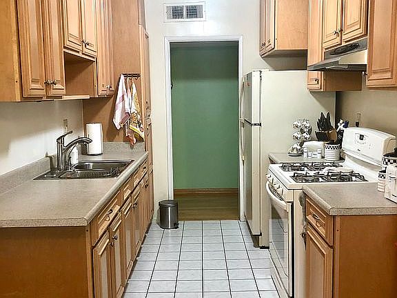 5th image of 6133 Whitsett Ave APT 26