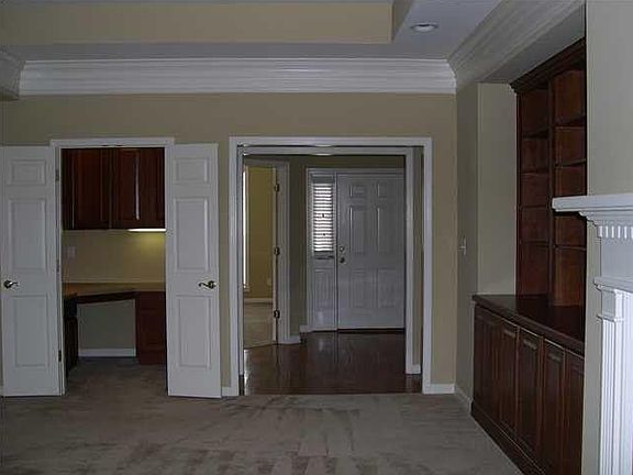 2nd image of 943 Somerset Dr