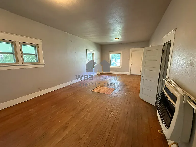 715 Fredonia St — Photo 3