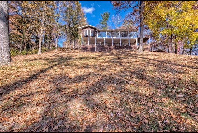 1st image of 10 Woodland Dr