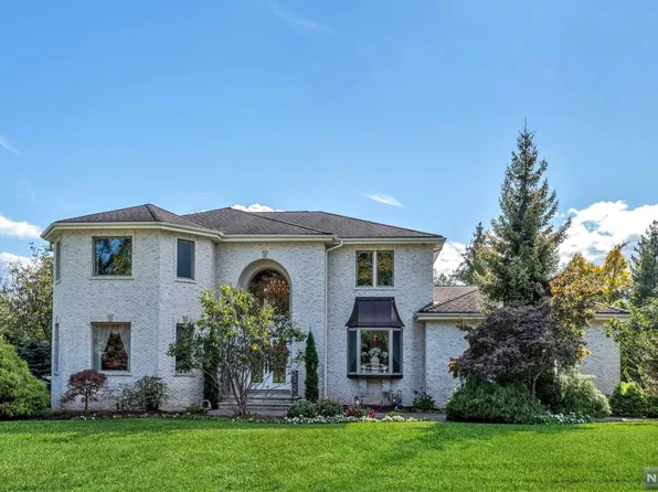 5 Bliss Ct, Woodcliff Lake, NJ 07677