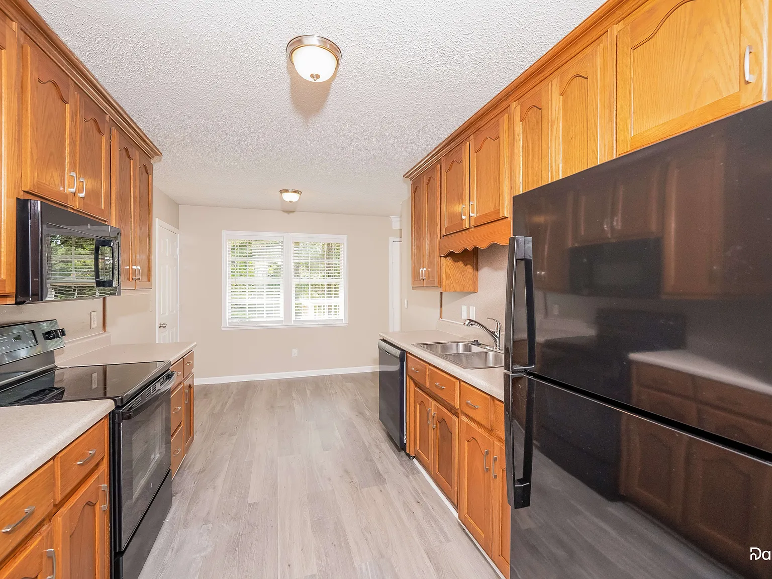 3 bed, 2.0 bath, 1612 sqft, $1,660 — Photo 3