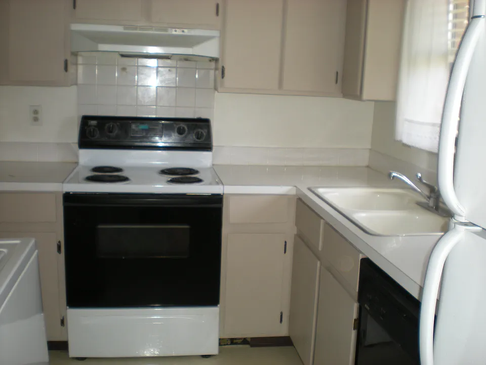 Full size appliances with plenty of cabinet space.