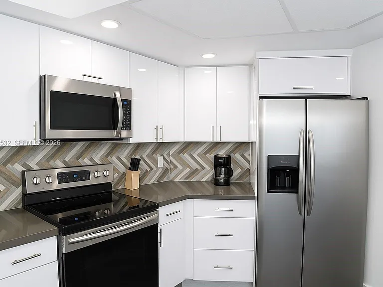 5880 Collins Ave #703 — Photo 2