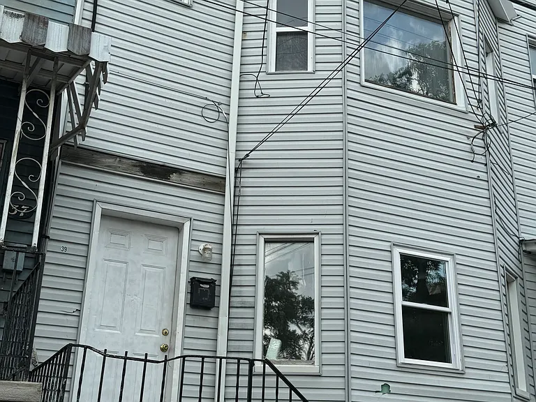 39 1/2 Lawn St #0 — Photo 9