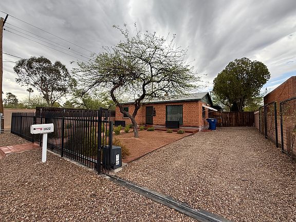 Security rolling gate with clickers, driveway fits two cars