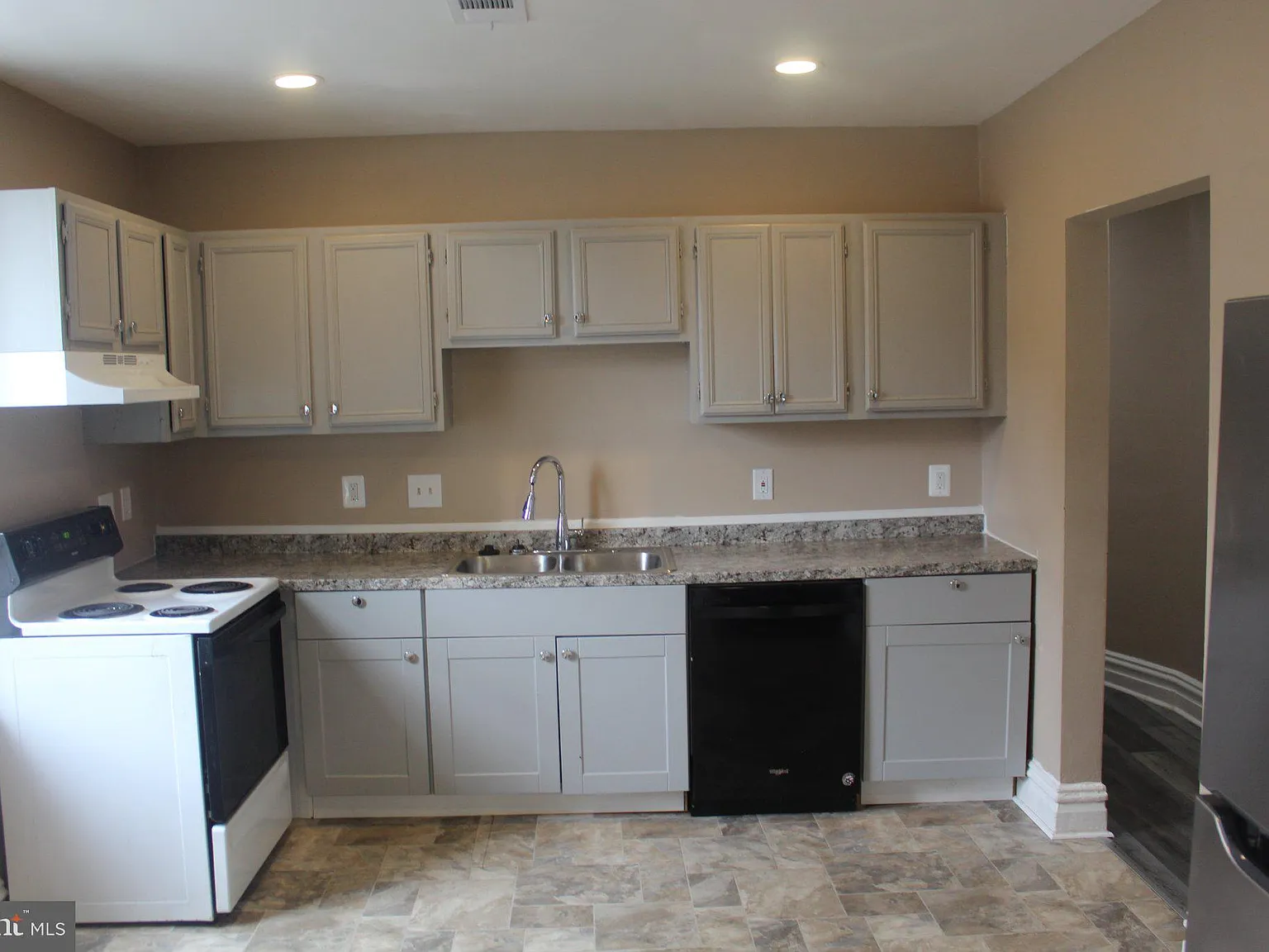 3 bed, 1.5 bath, 1300 sqft, $1,500 — Photo 4