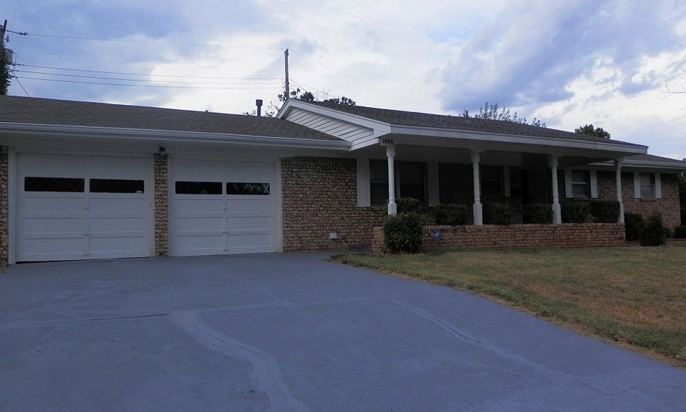 1st image of 1808 Oakridge Dr