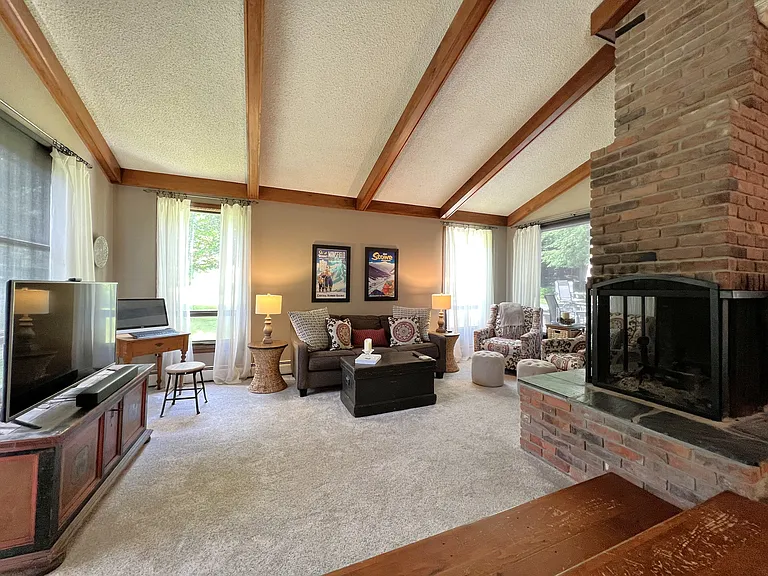 565 Moulton Ln — Photo 6