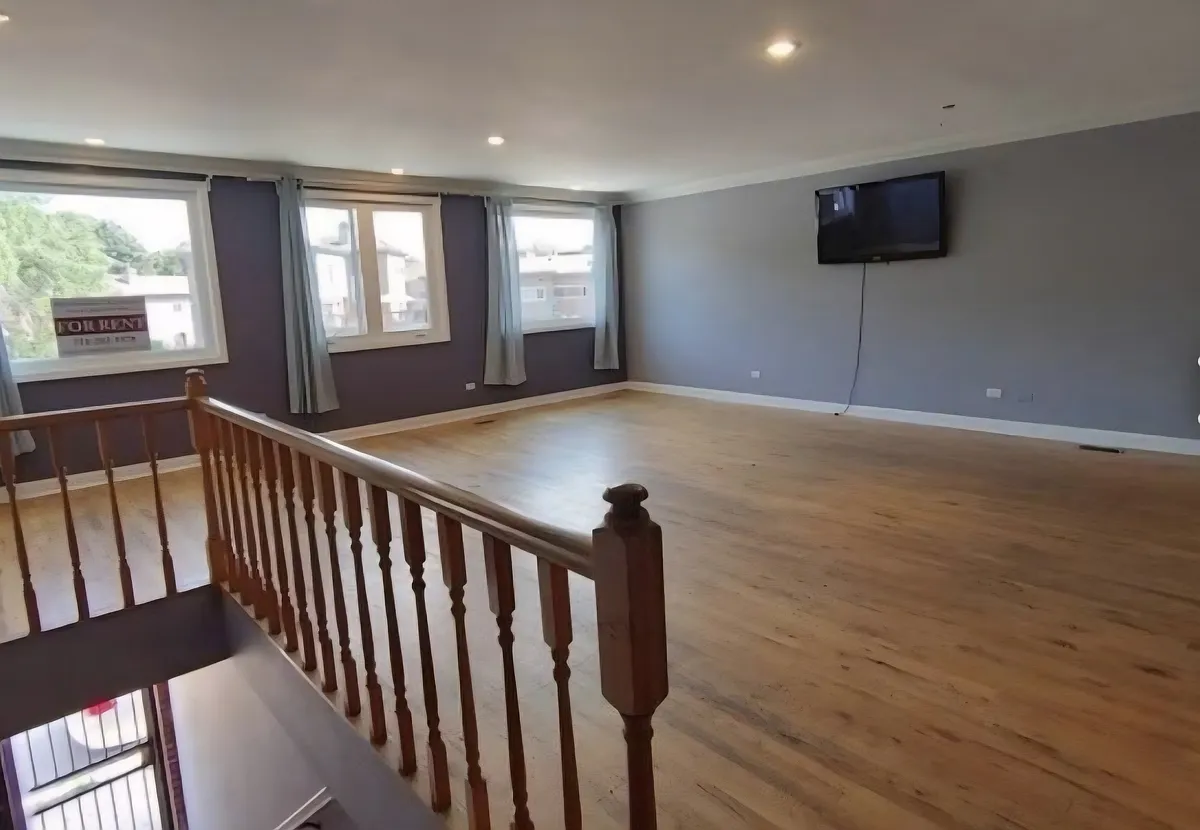 Building Photo - 1050 N Milwaukee Ave #2