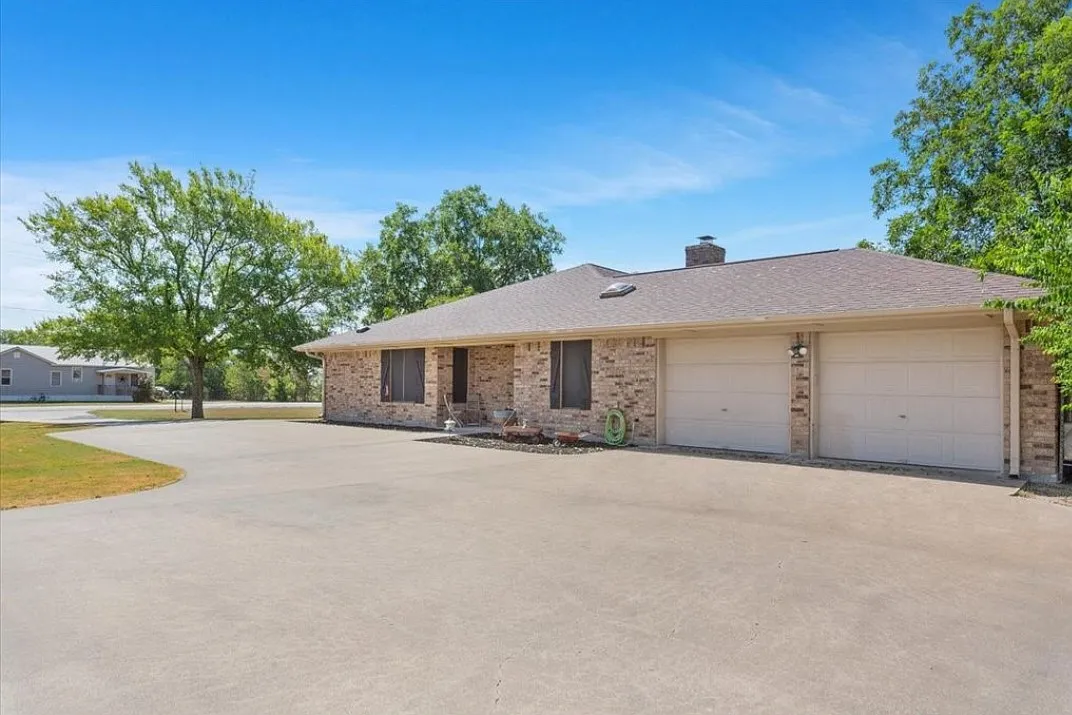 909 McClintic Dr — Photo 3