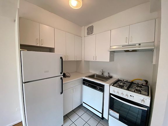 5th image of 117 E 37th St APT 7C