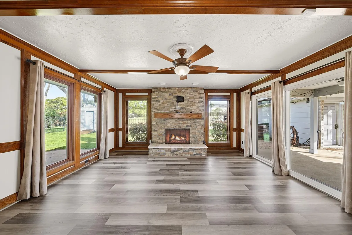Building Photo - 3002 Hampton Dr