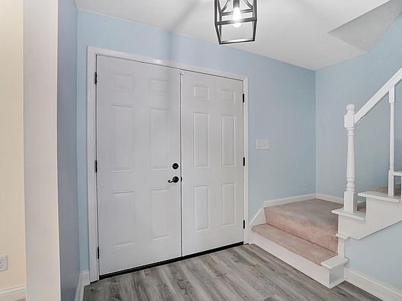 4th image of 5860 Yorktown Ct