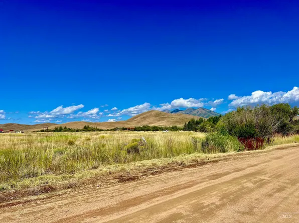 198 W Horseshoe Loop E, Fairfield, ID 83327